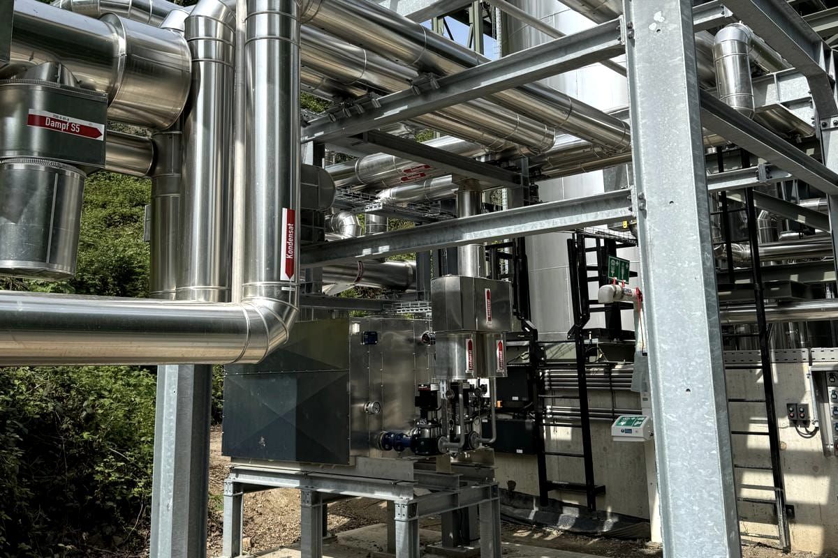 Blechummantelte Rohrleitungen an einer Industrieanlage im Freien