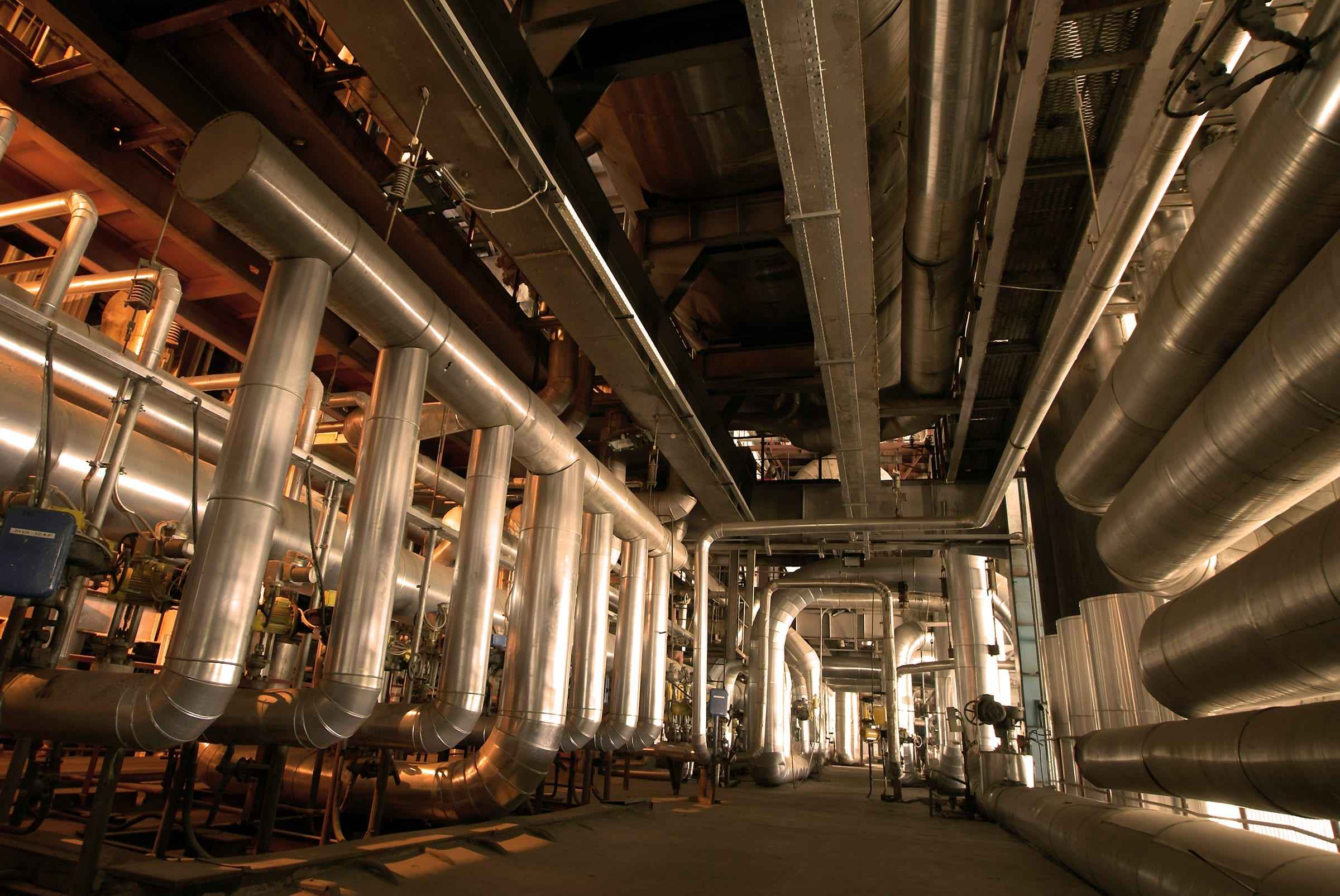 Blechummantelte Rohrleitungen in einer Industrieanlage
