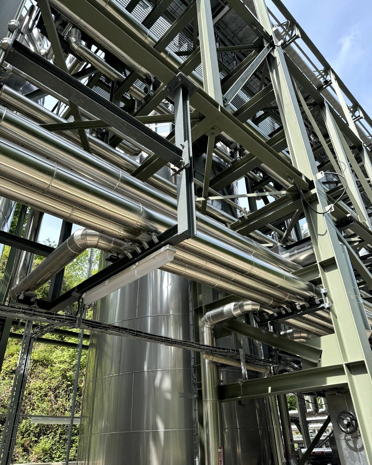 Stahlbau mit blechummantelten Rohrleitungen im Freien